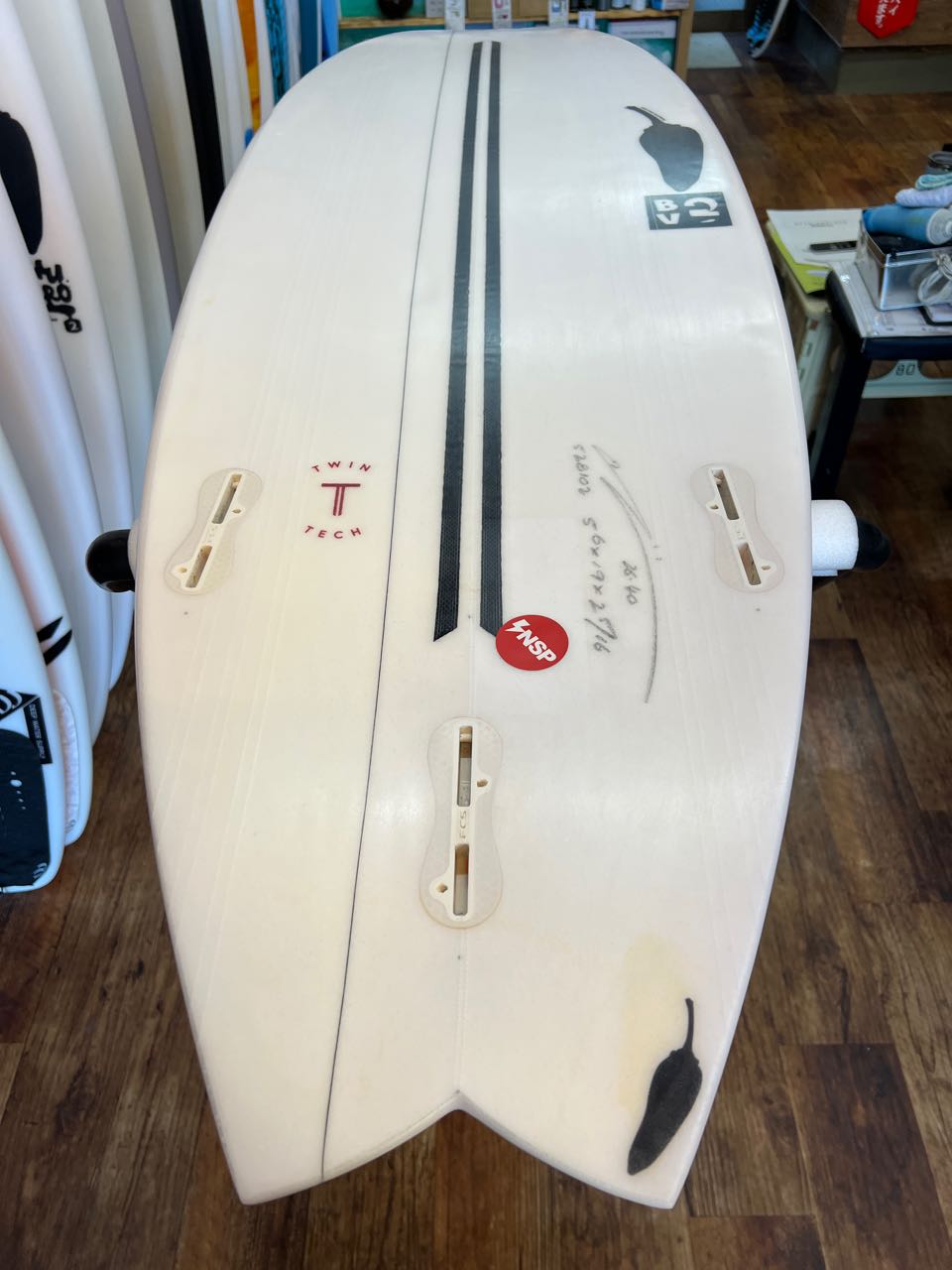 Chilli Surfboard BV2 TwinTech  EPS

5’6”x19'x2'5/16” 167.6cm48.3 x 5.926.4ℓ  FCSⅡ FIN無  60点 
¥66,000+tax