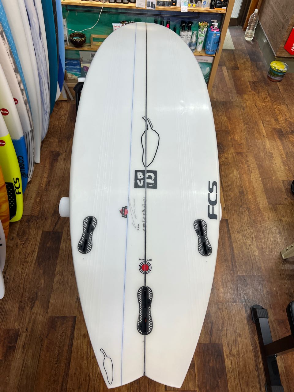 Chilli Surfboard BV2 PU

5’9”x19'5/8"x2'7/16” 175.2cm49.9 x 6.230.1ℓ  FCSⅡ FIN無  60点 
¥63,000+tax