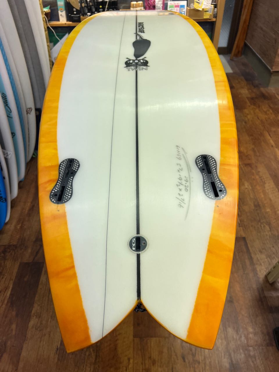 Chilli surfboard PeppaTwin PU 

5’7”x19'1/2"x2'7/16 ” 170cm49.6 x 6.2 29.2ℓ  FCSⅡ FIN無  75点
¥75,000+tax