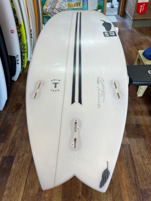 Chilli surfboard TwinTech EPS  
BV2
5’7”x19'7/16"x2'5/16” 170cm49.4 x 5.927.4ℓ  FCSⅡ FIN無  70点
¥65,000+tax 良品！