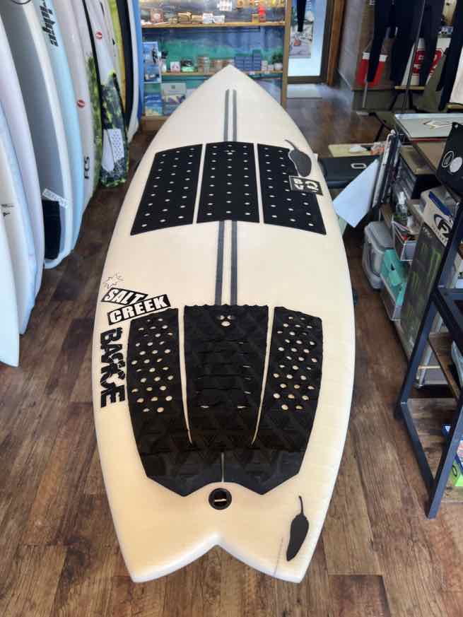Chilli surfboard BV2TwinTech EPS  5’8”x19'1/2"x2'3/8” 172.7cm49.6 x 6.028ℓ  FCSⅡ FIN無  85点
¥55,000+tax 美品！