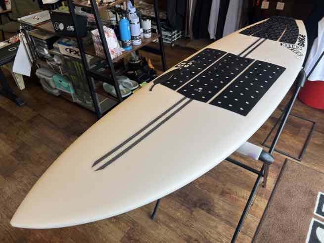 Chilli surfboard BV2TwinTech EPS  5’8”x19'1/2"x2'3/8” 172.7cm49.6 x 6.028ℓ  FCSⅡ FIN無  85点
¥55,000+tax 美品！
